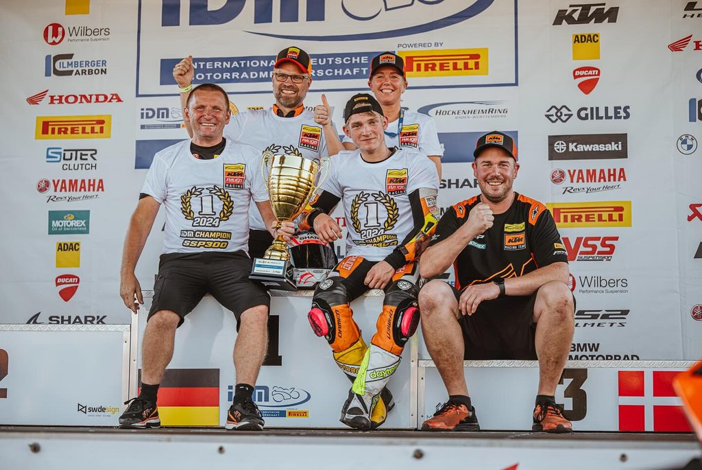 Oliver Svendsen skriver historie som tysk mester i IDM SuperSport 300
(Foto: CS-M Racing Denmark)
